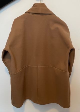 Abrigo capa marrón tostado