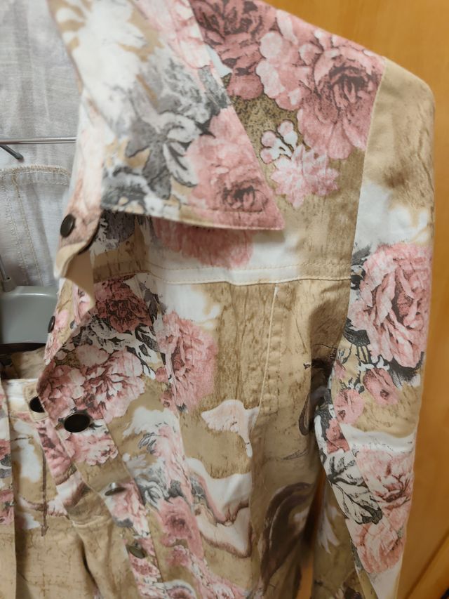 Conjunto pantalón y camisa floral