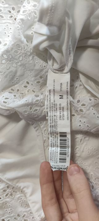 Blusa blanca asimétrica con volantes