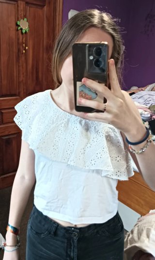Blusa blanca asimétrica con volantes