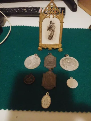 Medallas y altarcito María Auxiliadora 