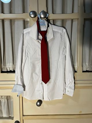 Conjunto Camisa Blanca, Corbata Roja y Chaqueta