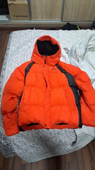 Chaqueta Jordan Naranja y Negra con Capucha