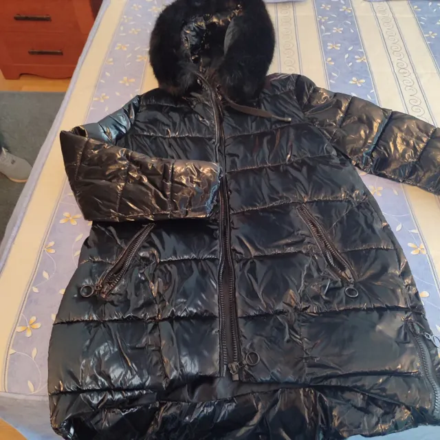 Cazadora acolchada mujer negra.