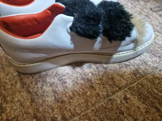 Zapatillas blancas y negras