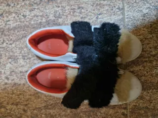 Zapatillas blancas y negras