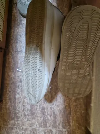 Zapatillas blancas y negras