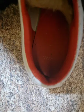 Zapatillas blancas y negras