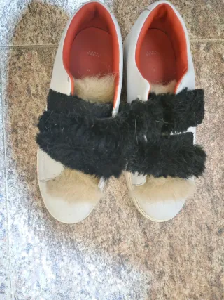 Zapatillas blancas y negras