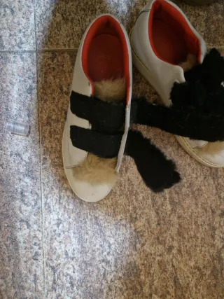 Zapatillas blancas y negras