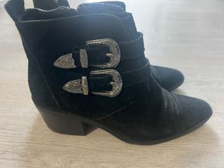 Botines de piel con hebillas