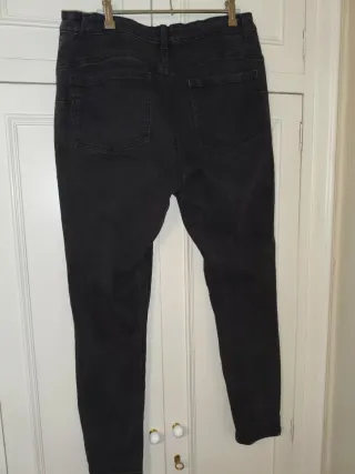 Pantalón vaquero negro pitillo T.46