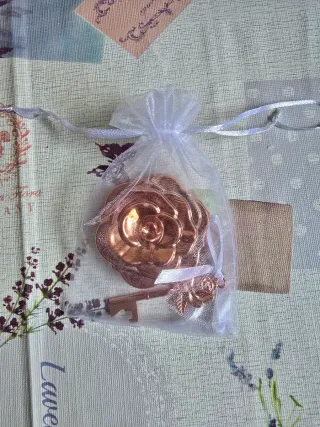 Espejo de bolsillo rosa con llave