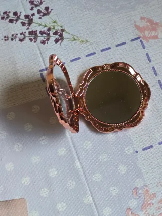 Espejo de bolsillo rosa con llave