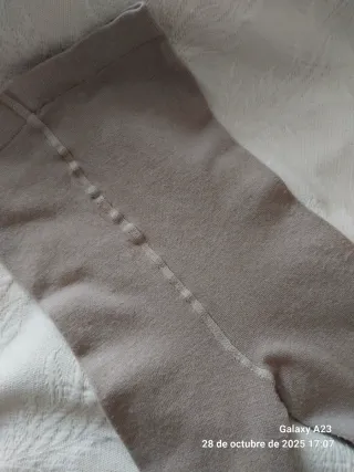 Collant beige.