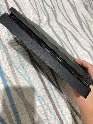 PS4 Negra y dos mandos
