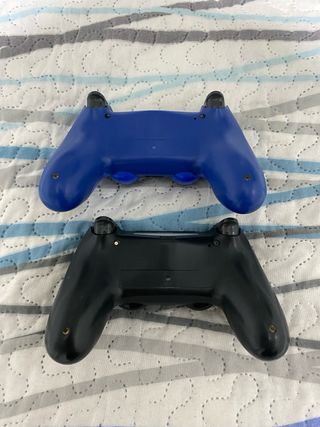 PS4 Negra y dos mandos