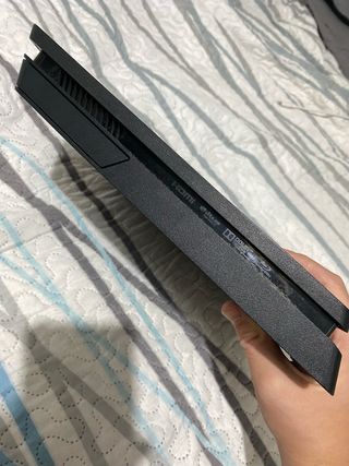 PS4 Negra y dos mandos