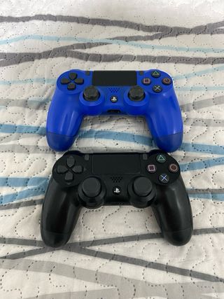 PS4 Negra y dos mandos