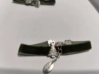 Pulsera terciopelo navideña con charms de navidad