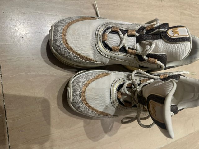 Zapatillas Michael Kors Blancas y Doradas