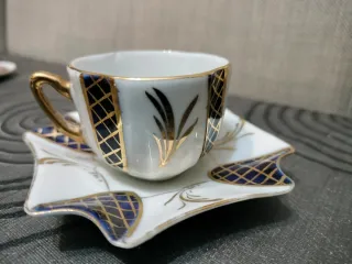 Chávena de porcelana com pires azul e dourada