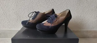 Botines de tacón azul y marrón de antelina