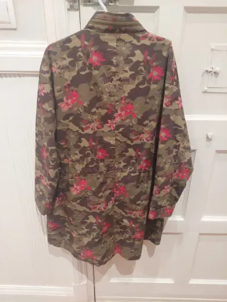 Parka impermeable estampada