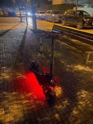 Patinete eléctrico con luces LED