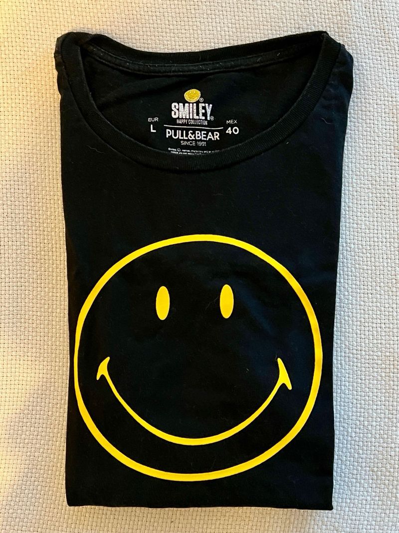 Camiseta Pull&Bear Smiley Negra Talla L de segunda mano por 15 EUR