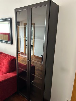 Mueble de madera con puertas de cristal