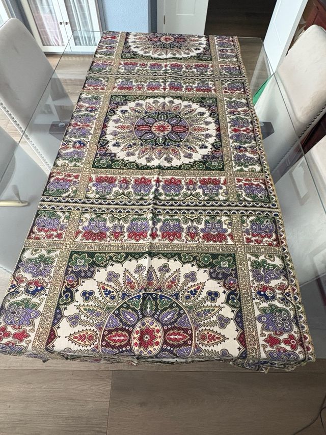 Camino de mesa árabe, muy alegre y vistoso.