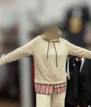Sudadera oversize beige y rosa.