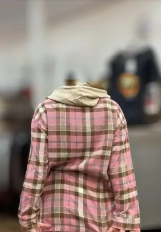 Sudadera oversize beige y rosa.