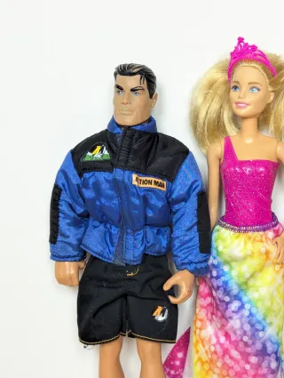 lote muñecas Barbie y action man