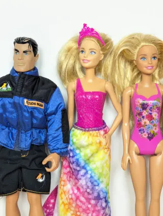 lote muñecas Barbie y action man