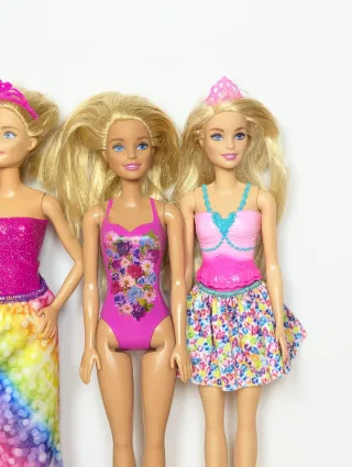 lote muñecas Barbie y action man