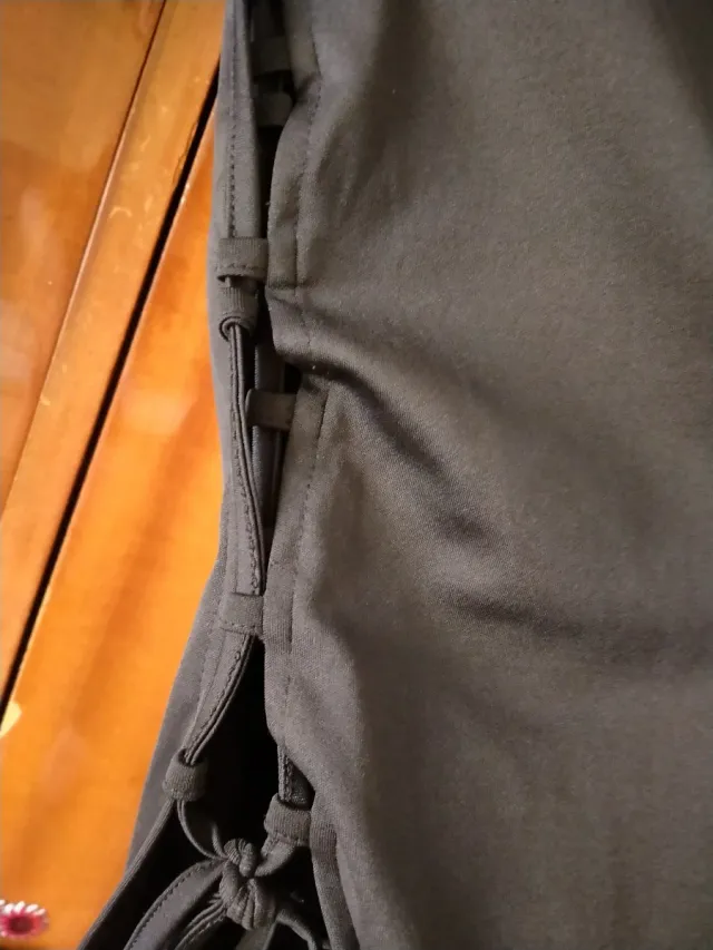 Vestido ajustado negro con cordones