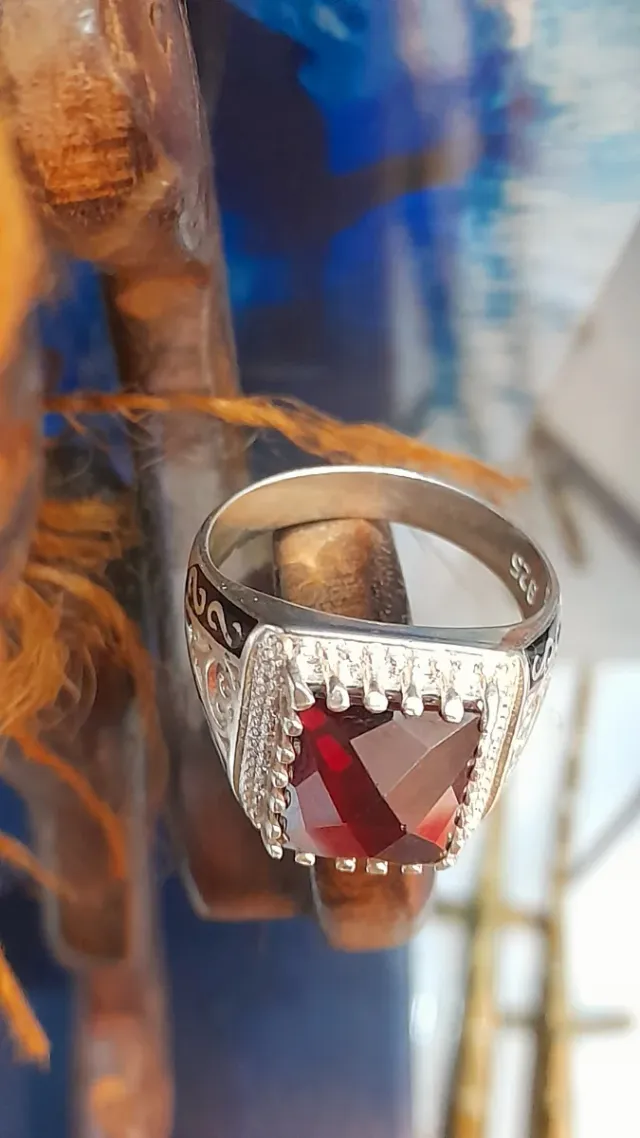 Anillo de plata con circon rojo