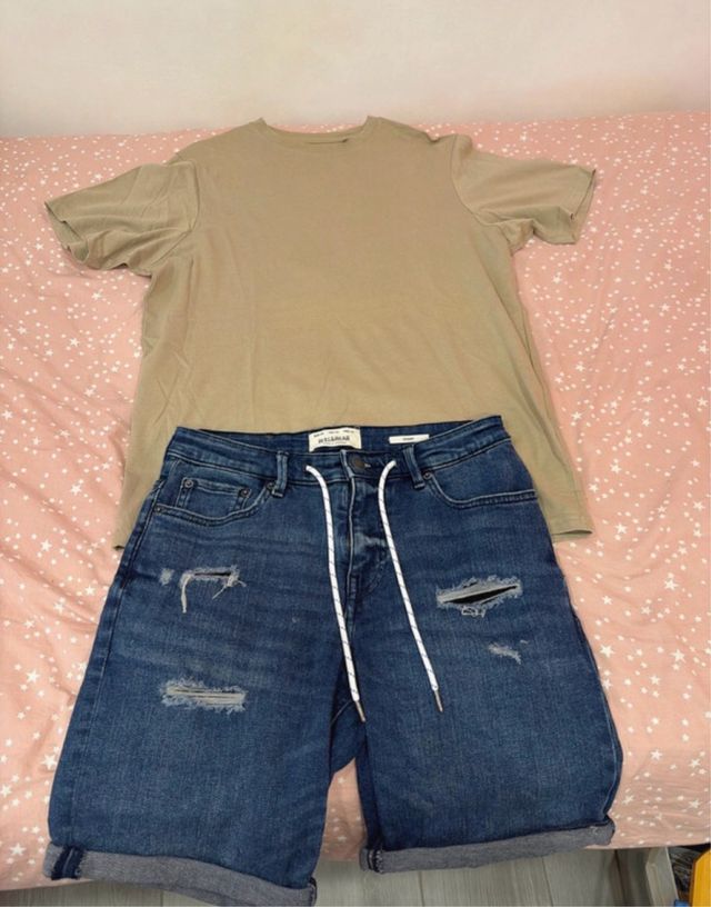 Camiseta beige y shorts vaqueros Pull&Bear
