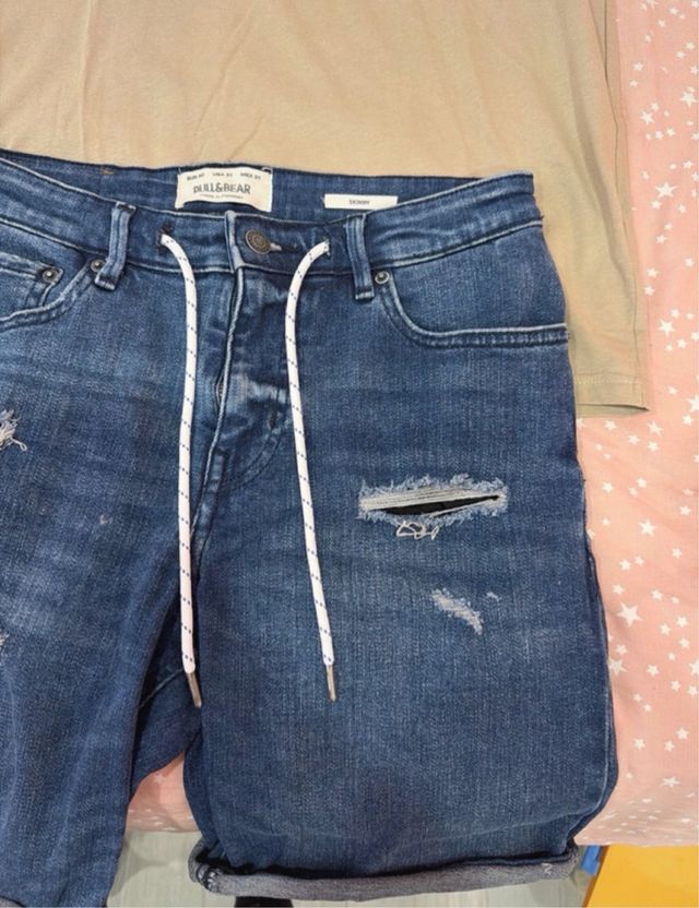 Camiseta beige y shorts vaqueros Pull&Bear