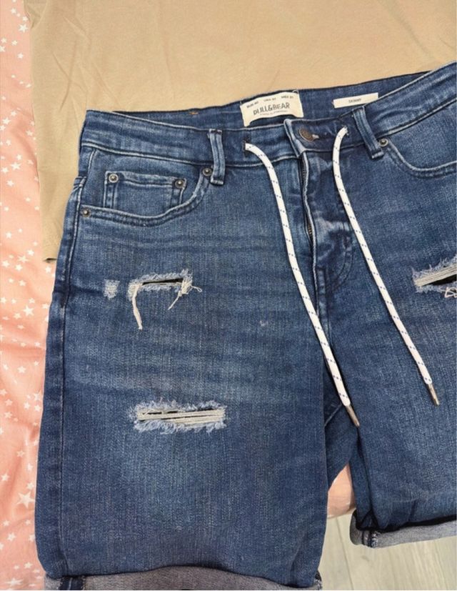 Camiseta beige y shorts vaqueros Pull&Bear