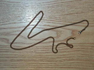 Cadena dorada metálica con cierre mosquetón