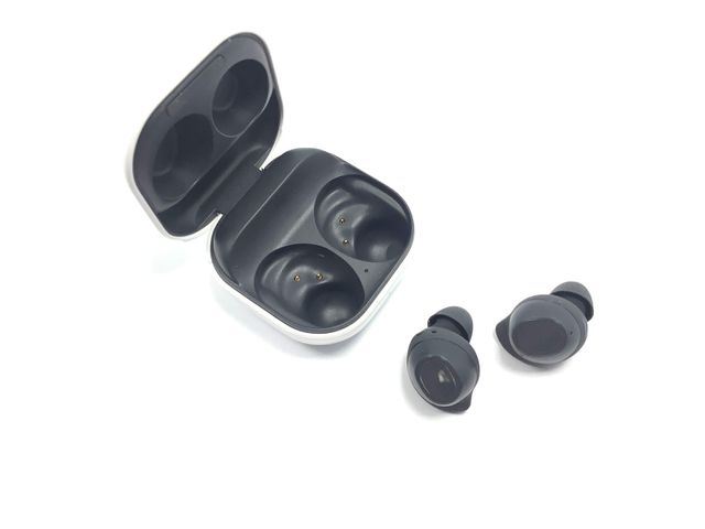 in-ear samsung galaxy buds fe