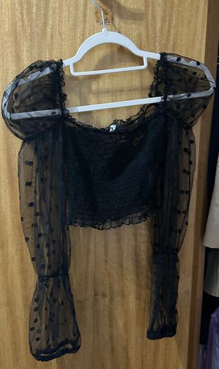 Blusa negra transparente con lunares