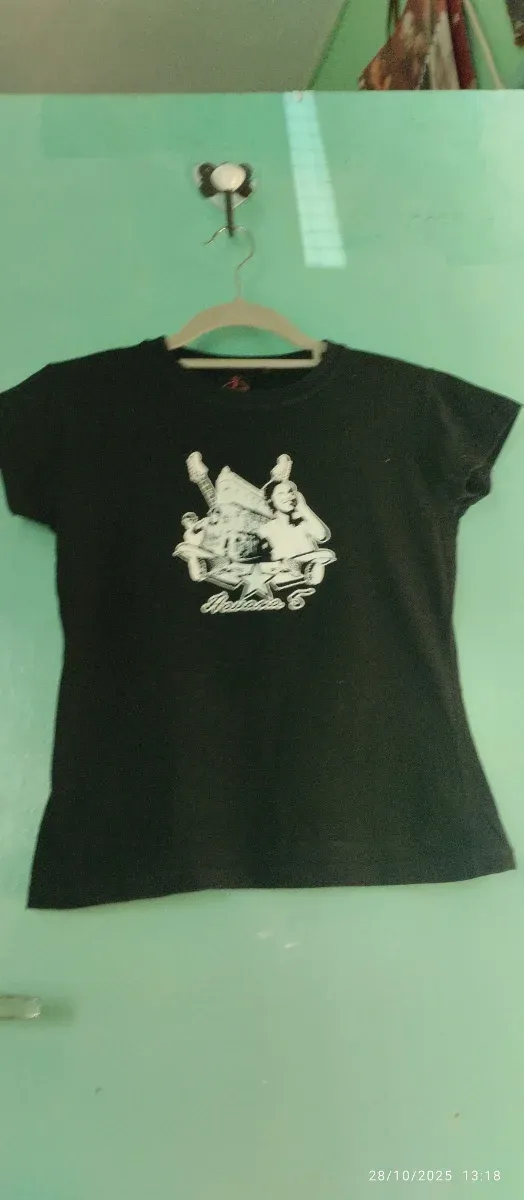 Camiseta negra con estampado
