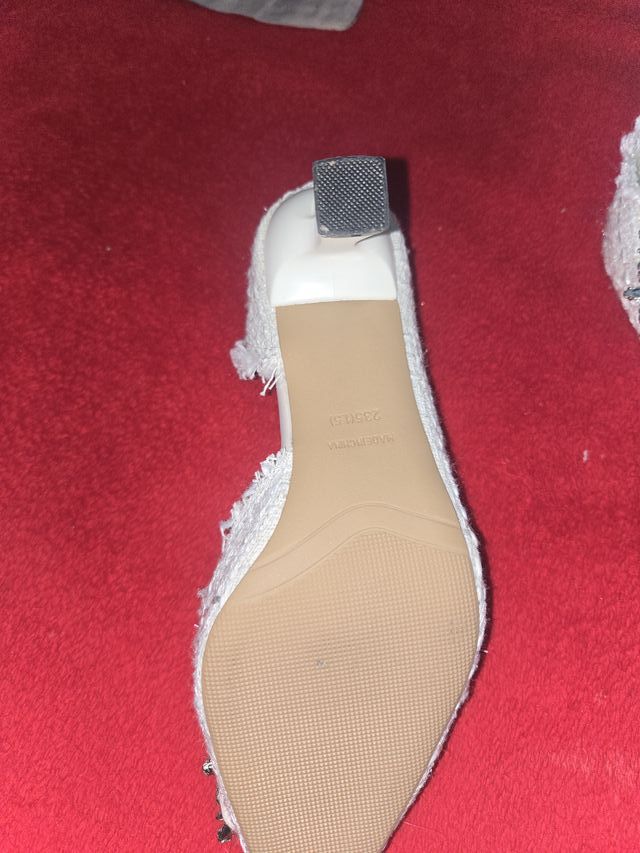 Zapatos tipo Chanel blancos y plateados