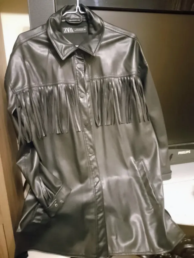 Giacca Zara pelle nera con frange second hand for 25 EUR in