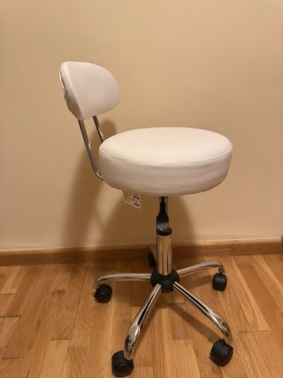 Sillón giratorio blanco con respaldo