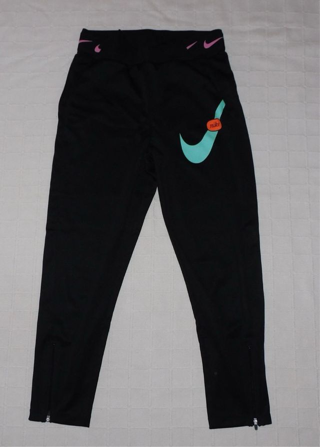 Chándal Nike Negro con Detalles Rosas